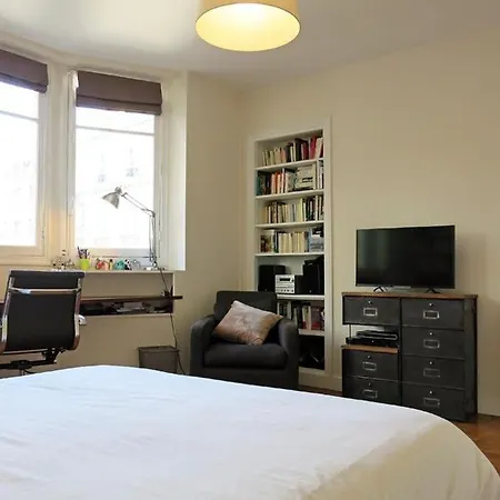 Charme Vaugirard Procession Citycosy